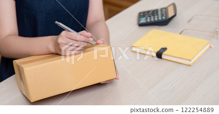 Online product entrepreneurs write parcel boxes to prepare for shipping. Online product entrepreneurs write parcel boxes to prepare for shipping. 122254889