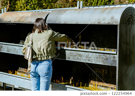 People pray and light candles at the temple 122254964