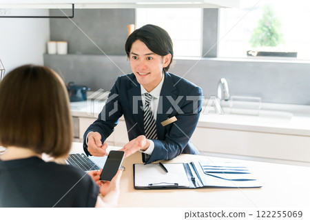 一位男商人和一位女顧客在房屋建築商展廳(裝修)開會並策劃 一位男商人和一位女顧客在房屋建築商展廳(裝修)開會並策劃 122255069