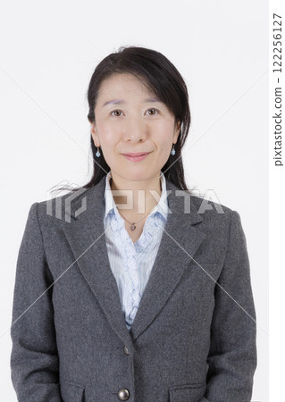站立與微笑的婦女 站立與微笑的婦女 122256127