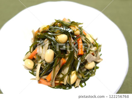 水煮切好的海帶和黃豆 水煮切好的海帶和黃豆 122256768