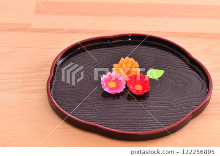 I'm thinking of Gerbera. I'm thinking of Gerbera. 122256805