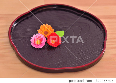 I'm thinking of Gerbera. 122256807