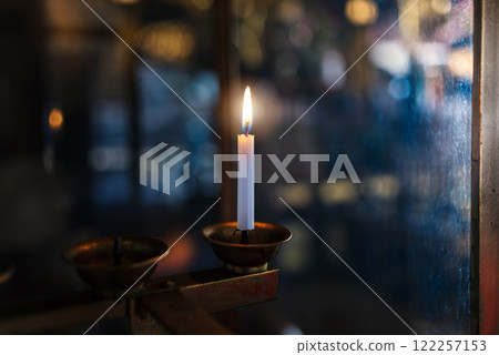 佛壇上點燃的燭光 佛壇上點燃的燭光 122257153