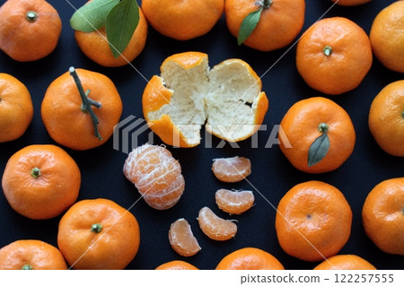 Cute and round small mandarin oranges (3-4cm, 3:2) 122257555