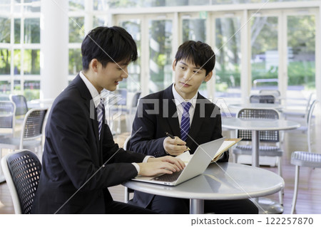 兩位年輕商人在辦公大樓開會、展示、銷售會議 122257870