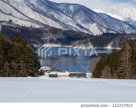 Lake Aoki and the Northern Alps in winter, Omachi City, Nagano Prefecture 122257923