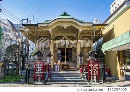 東京台東區安崎稻荷神社，禮拜殿堂，神社內供奉著 100 幅描繪日本騎馬歷史的天花板繪畫 122257995
