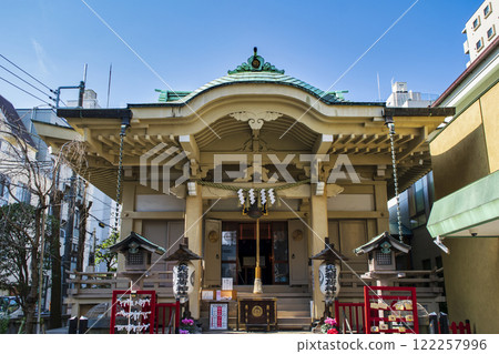 東京台東區安崎稻荷神社，禮拜殿堂，神社內供奉著 100 幅描繪日本騎馬歷史的天花板繪畫 122257996