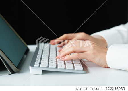 在電腦鍵盤上打字的手 122258085
