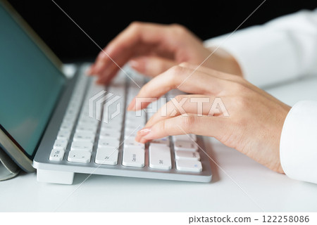 在電腦鍵盤上打字的手 122258086