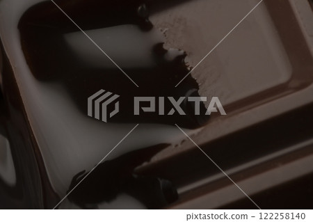 將融化的巧克力醬淋在巧克力上 122258140