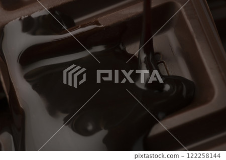 Pour thick chocolate sauce over the chocolate 122258144