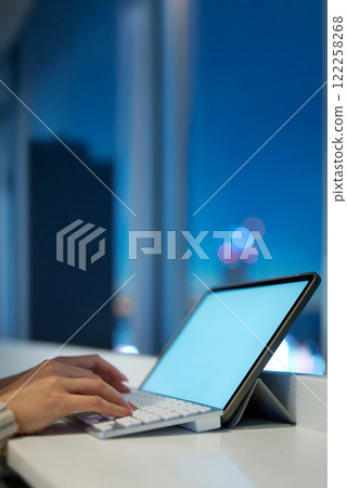 在夜景空間中用手在電腦鍵盤上打字 在夜景空間中用手在電腦鍵盤上打字 122258268