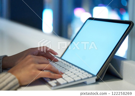 在夜景空間中用手在電腦鍵盤上打字 122258269