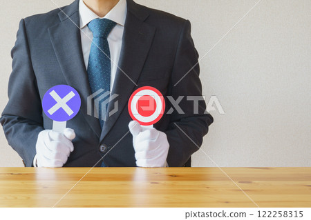 商人持有交叉/交叉筆記 | 商業問題/疑問,正確/不正確的答案圖像 商人持有交叉/交叉筆記 | 商業問題/疑問,正確/不正確的答案圖像 122258315