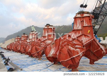 Tetrapod (wave-dissipating block) manufacturing site 122258828
