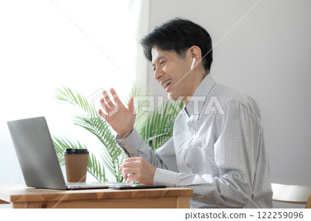 中年男子線上交談接線員線上會議遠距會議遠距辦公 中年男子線上交談接線員線上會議遠距會議遠距辦公 122259096