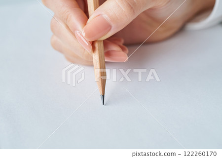 拿著鉛筆和白紙的手 122260170