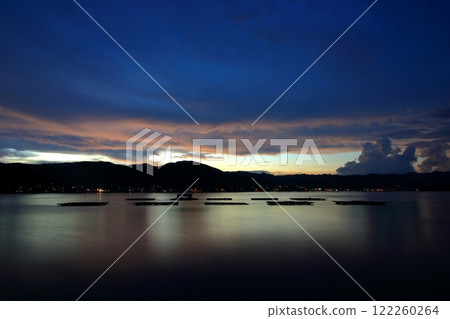 黃昏時分漂浮在瀨戶海上的牡蠣筏 黃昏時分漂浮在瀨戶海上的牡蠣筏 122260264