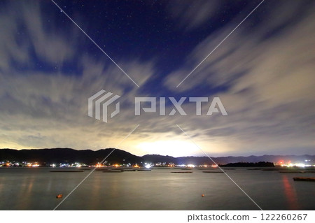 Oyster rafts floating in the Seto Inland Sea at night 122260267