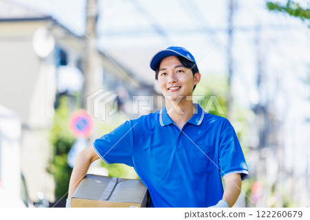 年輕快遞司機送包裹 122260679