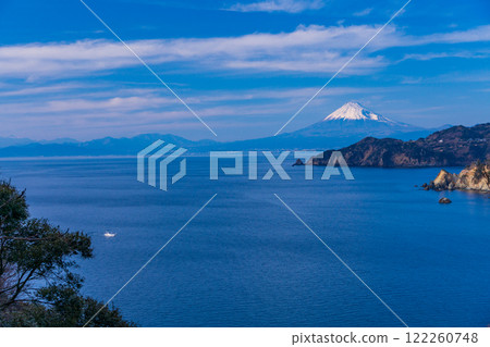【靜岡縣】富士山外的漁船、小金崎、漂浮在西伊豆海中的戀人岬 122260748