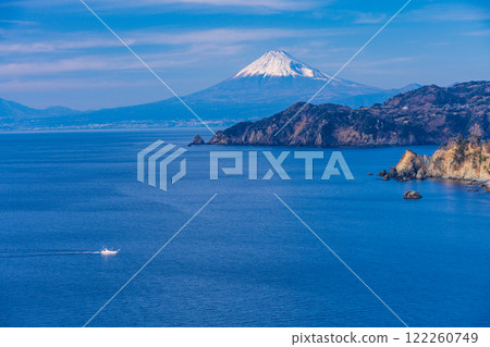 [Shizuoka Prefecture] Fishing boats floating in the sea of Nishiizu, Koganezaki, and Lover's Cape with Mount Fuji beyond 122260749