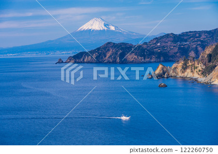 [Shizuoka Prefecture] Fishing boats floating in the sea of Nishiizu, Koganezaki, and Lover's Cape with Mount Fuji beyond 122260750