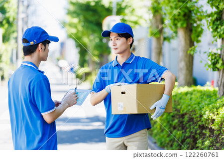 Young courier driver delivering parcel 122260761