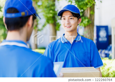 Young courier driver delivering parcel 122260764