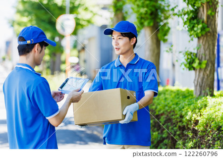 Young courier driver delivering parcel 122260796