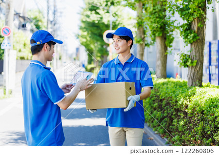 Young courier driver delivering parcel 122260806