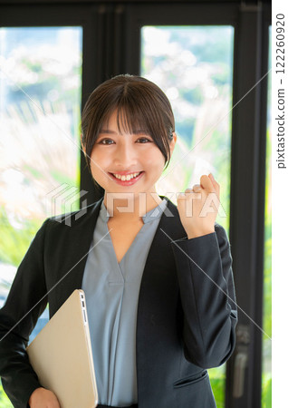 日本女人在窗邊握拳 122260920
