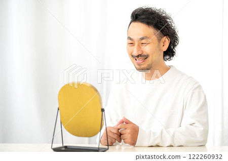 日本男人照鏡子檢查自己的皮膚 122260932