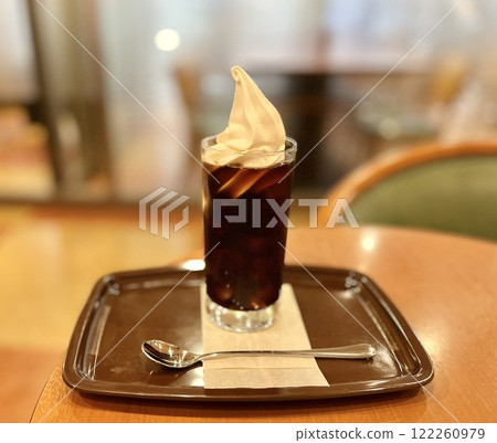 咖啡店裡的咖啡漂浮 咖啡店裡的咖啡漂浮 122260979