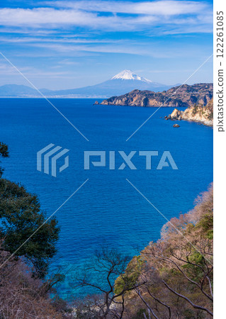 [Shizuoka Prefecture] View of Koganezaki, Lover's Cape, and Mt. Fuji from the Imayama Promenade in Nishiizu 122261085