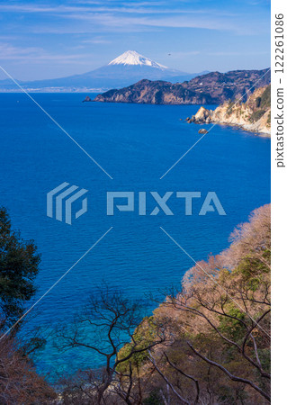 [Shizuoka Prefecture] View of Koganezaki, Lover's Cape, and Mt. Fuji from the Imayama Promenade in Nishiizu 122261086