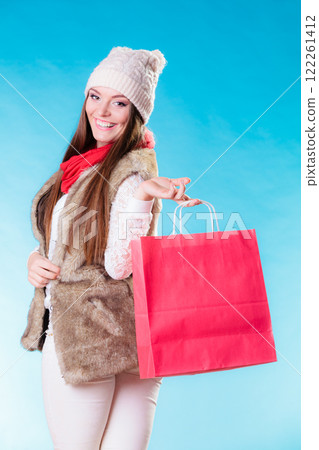 Winter woman with red paper shopping bag Winter woman with red paper shopping bag 122261412