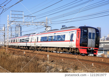 以名古屋建築為背景行駛的名鐵2200系特快列車 122261977