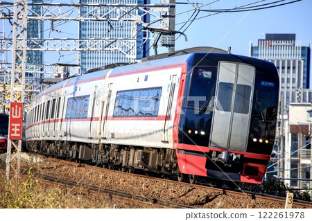 以名古屋建築為背景行駛的名鐵2200系特快列車 以名古屋建築為背景行駛的名鐵2200系特快列車 122261978