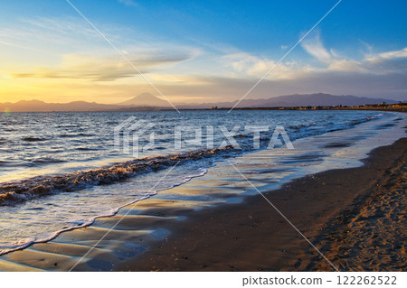 江之島片瀨西濱海灘和富士山的夜景(神奈川縣藤澤市) 江之島片瀨西濱海灘和富士山的夜景(神奈川縣藤澤市) 122262522