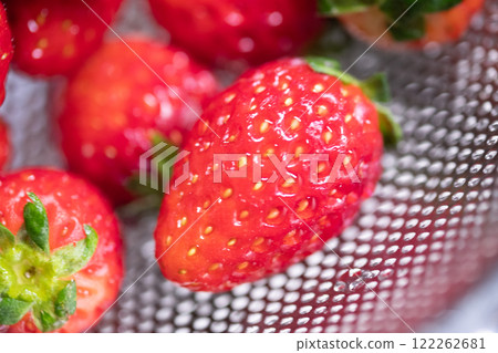 Image of washed strawberries (stock photo) 122262681