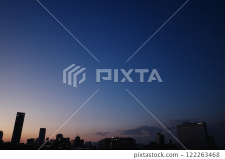 Sunset contrast 122263468