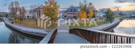 In autumn, the river in the historical center of Minsk 122263906