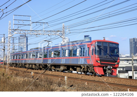 名鐵9500系列列車以名古屋的建築為背景行駛 122264106