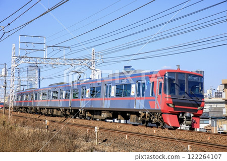 名鐵9500系列列車以名古屋的建築為背景行駛 122264107