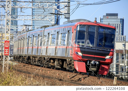 名鐵9500系列列車以名古屋的建築為背景行駛 122264108