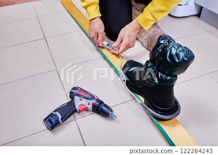Installation of universal ski bindings on wooden skis for ski tourism and hunting. Installation of universal ski bindings on wooden skis for ski tourism and hunting. 122264243