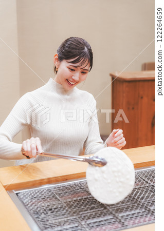 一位年輕女子正在體驗手工製作的米果【攝影:Niigata Beika premium SENBEI Den DEN】 一位年輕女子正在體驗手工製作的米果【攝影:Niigata Beika premium SENBEI Den DEN】 122264659